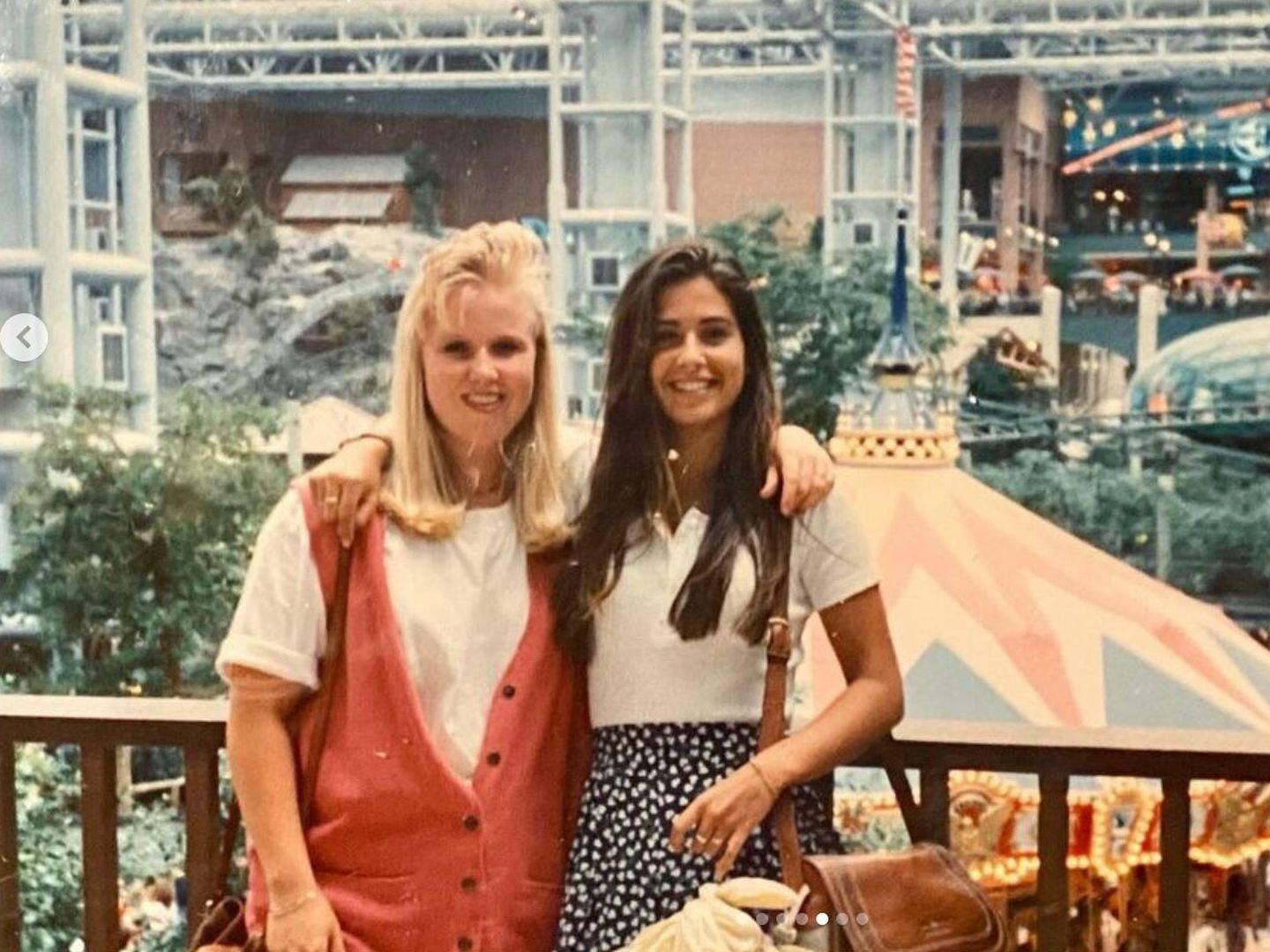 Nuria y su amiga estadounidense, hace más de tres décadas. (Instagram/nuriarocagranell)