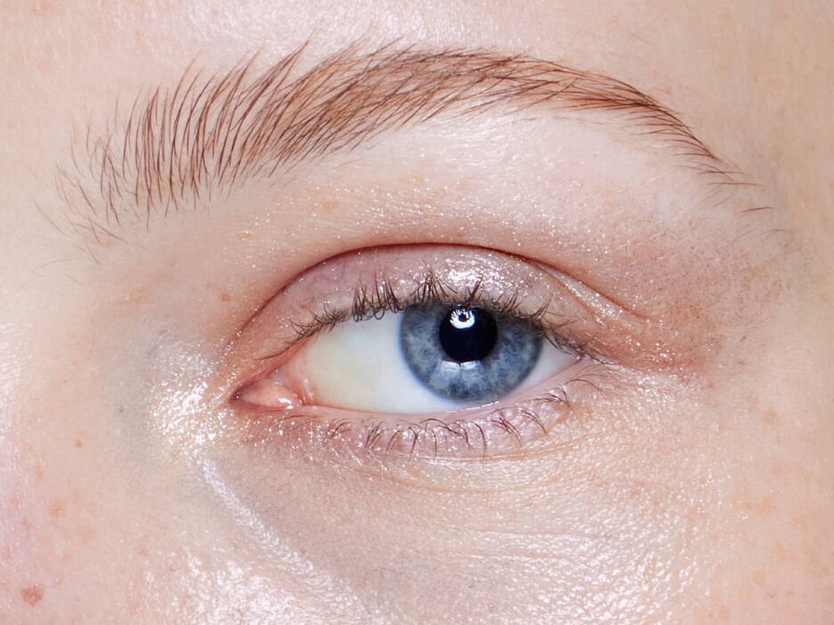 Cambiar el color de ojos: la operación estética viral que