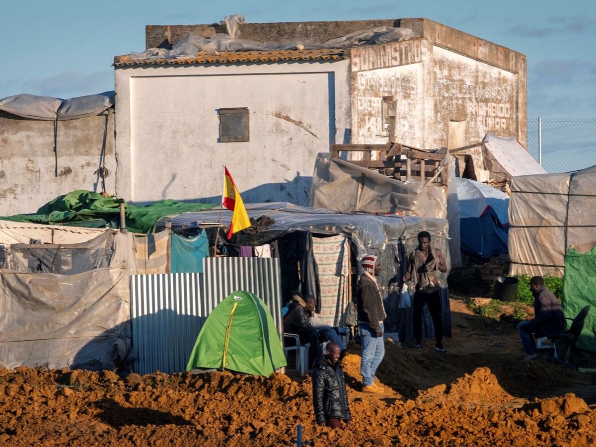 Foto: Asentamiento de migrantes en Lepe. (EFE/Julián Pérez)