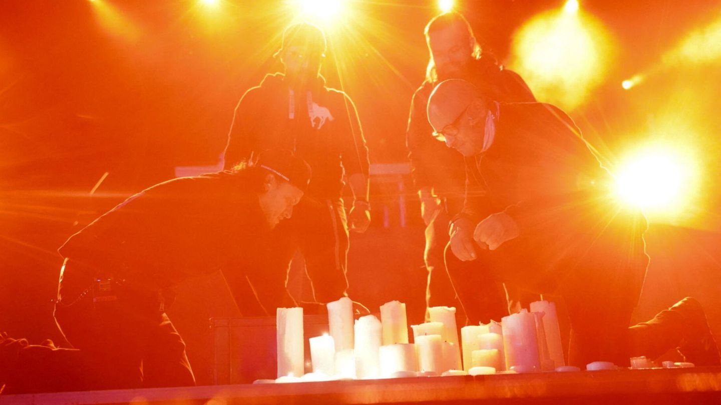 Velas encendidas en el escenario del Estero Picnic Festival. (Reuters/Nathalia Angarita)