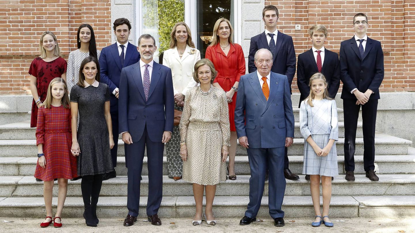 La familia Borbón, al completo durante el 80º cumpleaños de la reina Sofía. (Casa de S. M. el Rey)