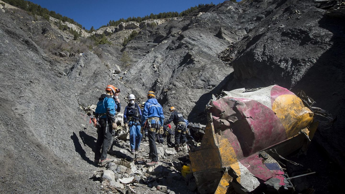 Equipos de rescate e investigadores trabajan en el lugar del accidente de Germanwings, a finales de marzo de 2015 (Ministerio del Interior de Francia/Reuters) 
