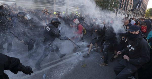Foto: Imagen de los disturbios en Barcelona. (Reuters)
