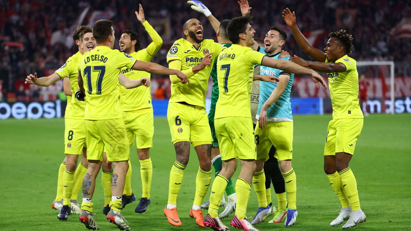 Los jugadores del Villarreal celebran la clasificación a semifinales en el Allianz Arena.
