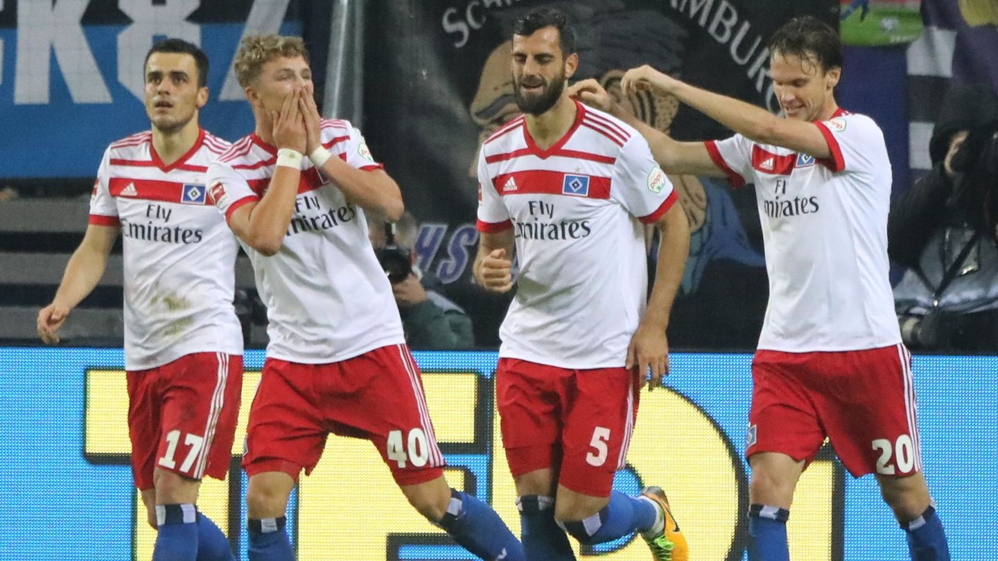 Arp (2i) celebra uno de sus goles con el Hamburgo en la Bundesliga. (EFE)