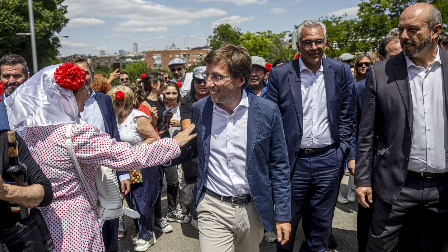El alcalde de Madrid, José Luis Martínez-Almeida, visita la Pradera de San Isidro. (EFE/Daniel González)