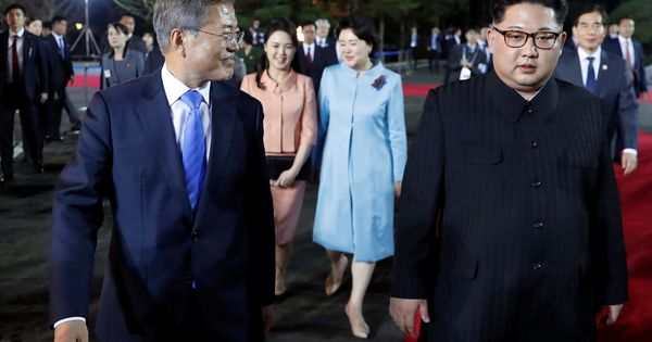 Foto: Los presidentes de Corea del Sur y del Norte, Moon Jae-in y Kim Jong-un, con sus esposas en la despedida de la cumbre. (Reuters) 