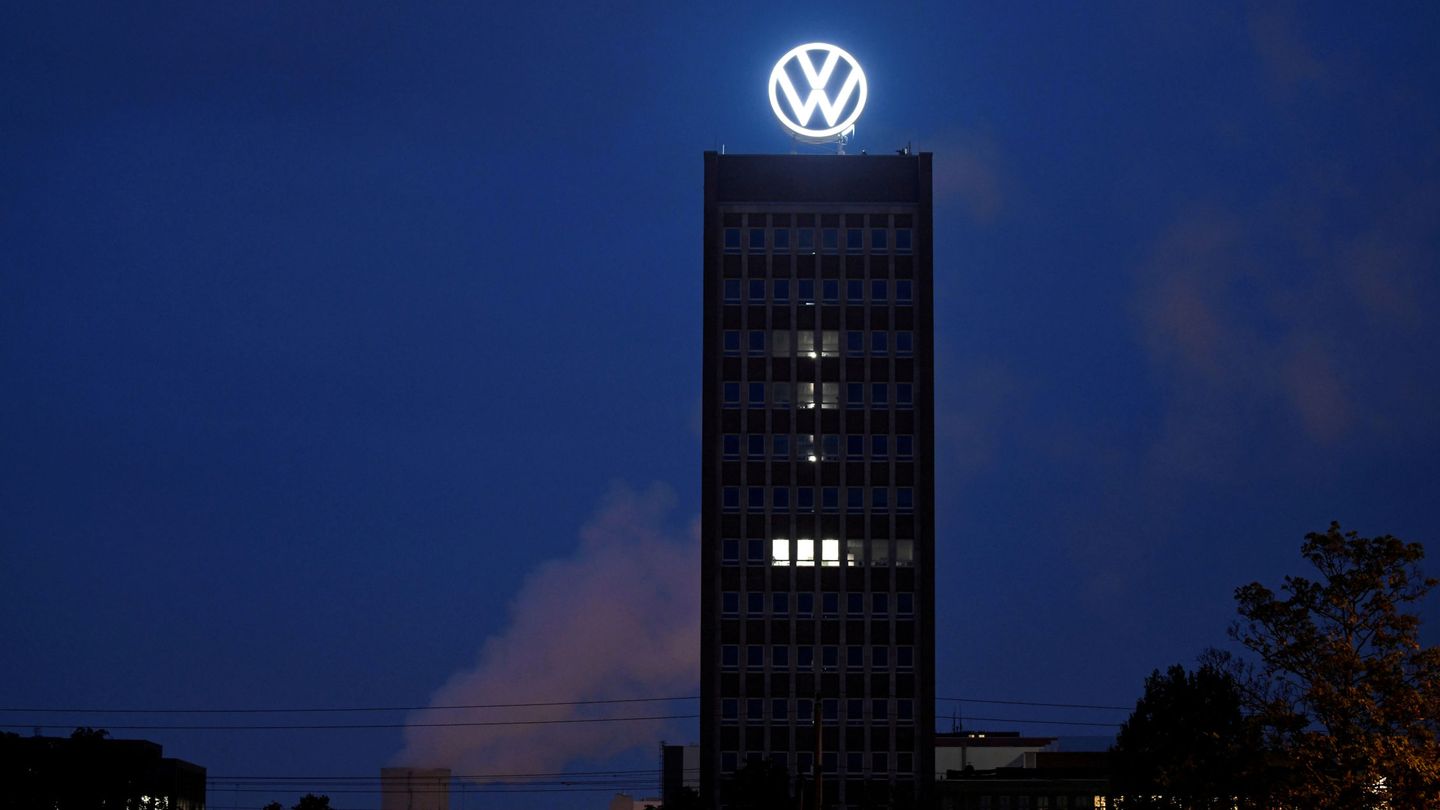 Logo de la compañía en su sede en Wolfsburgo, Alemania. (Reuters)