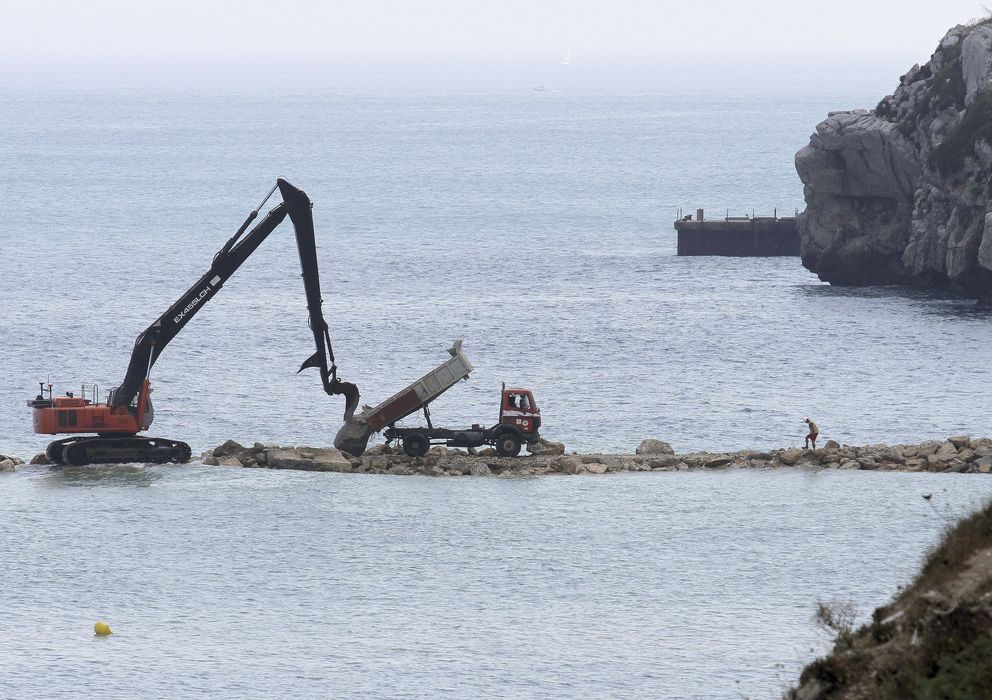Foto: Una máquina excavadora continúa los trabajos correspondientes al proyecto del arrecife artificial en la parte este del Peñón. (EFE)
