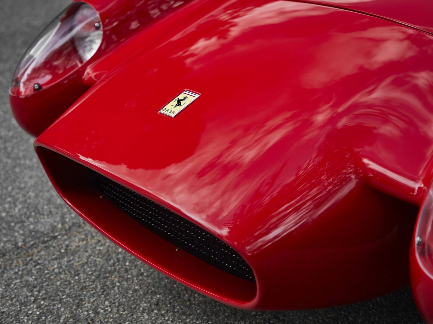 Carrocería de aluminio moldeada a mano, como en los Ferrari antiguos. Pero el proceso de pintado sí es moderno.