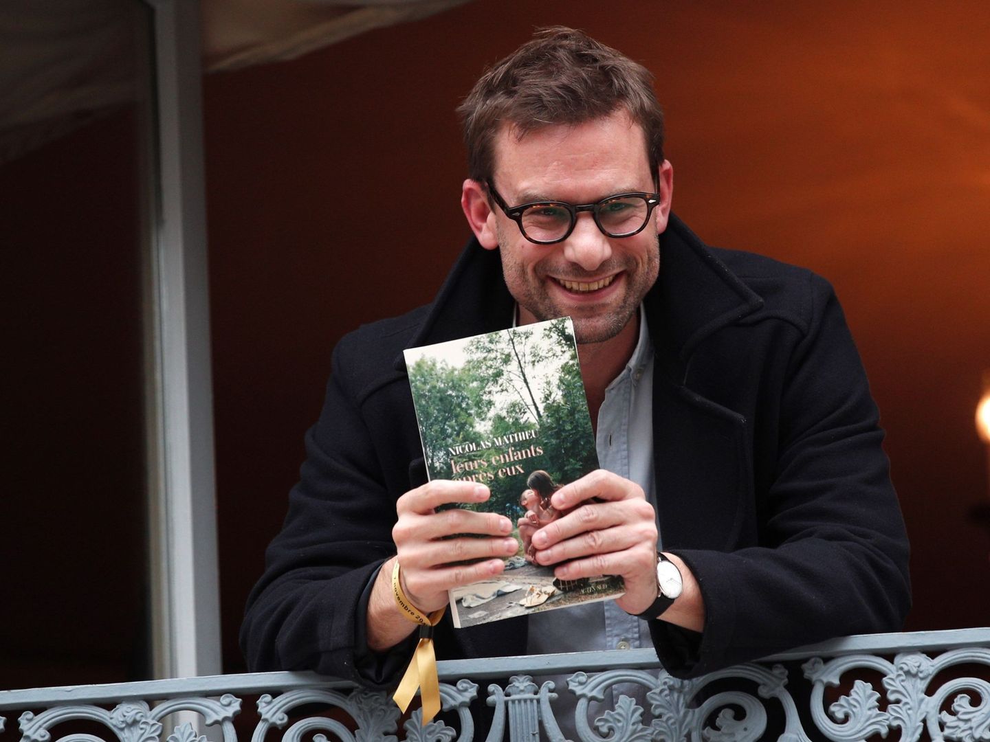 El escritor francés Nicolas Mathieu posa tras ganar el Premio Goncourt por su novela 'Leurs enfants après eux'. (EFE)