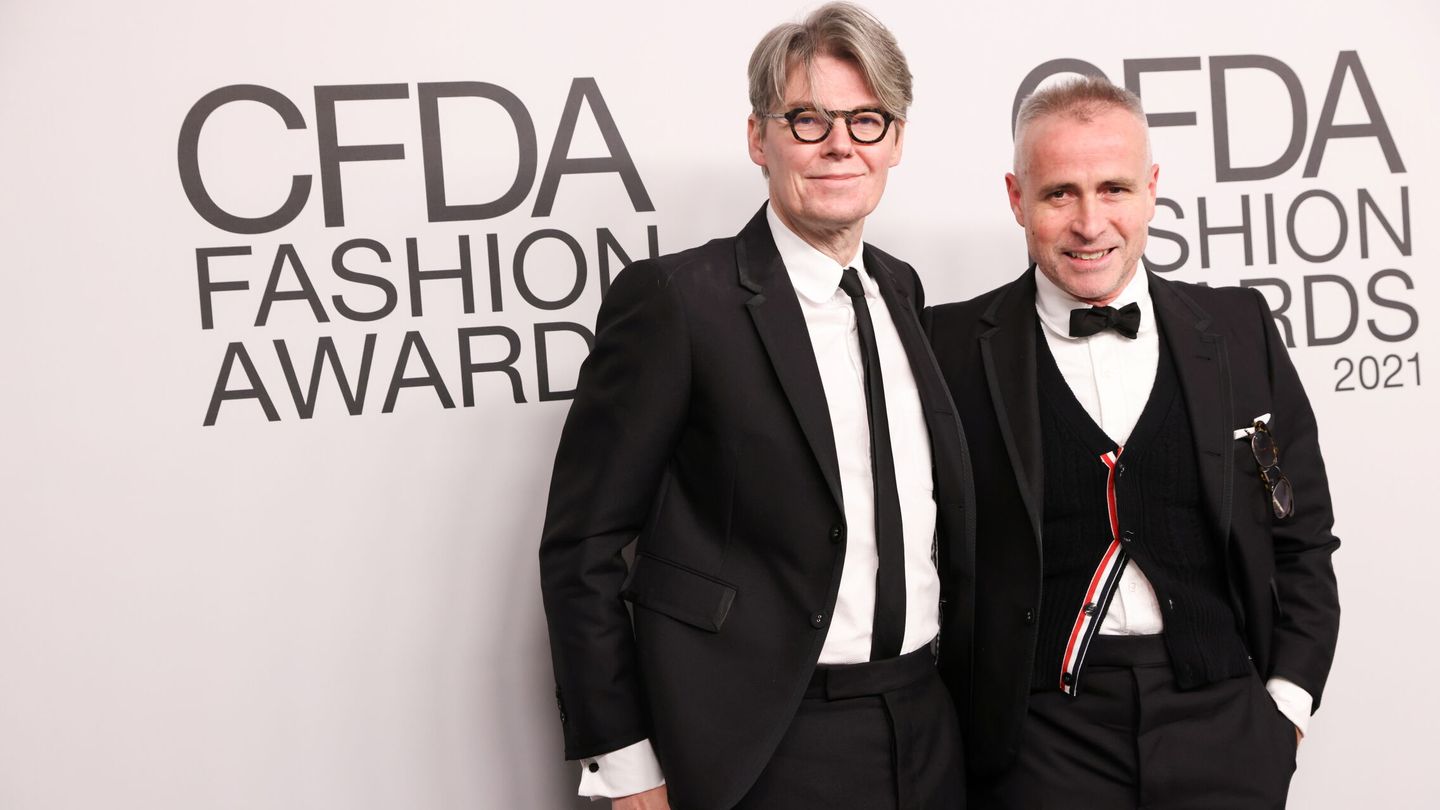 Andrew Bolton y Thom Browne, en los CFDA Awards de 2021. (Reuters/Caitlin Ochs)
