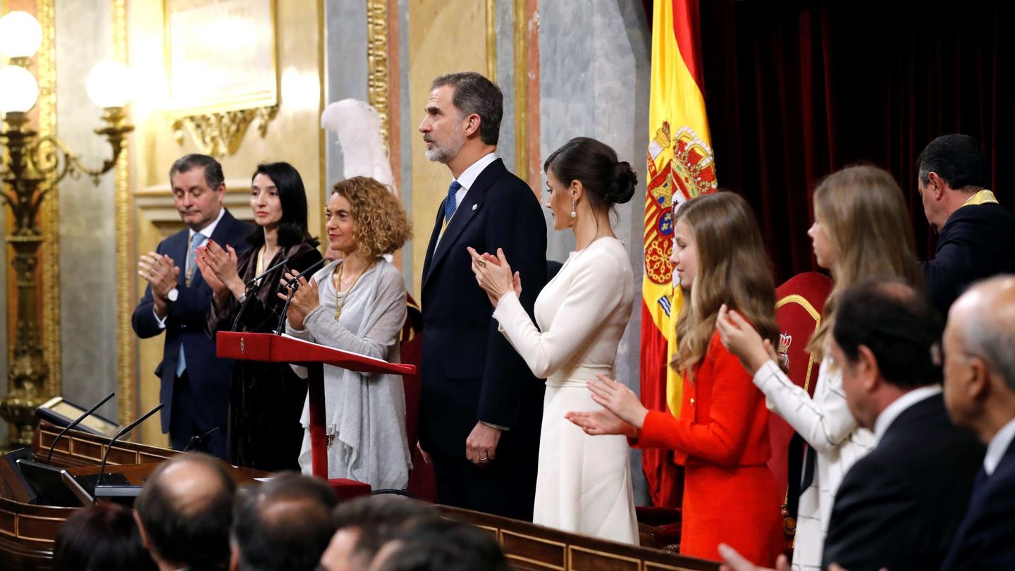 Las presidentas del Congreso y del Senado, Meritxell Batet (c) y Pilar Llop (2i), la reina Letizia, la princesa Leonor y la infanta Sofía aplauden al rey Felipe. (EFE)