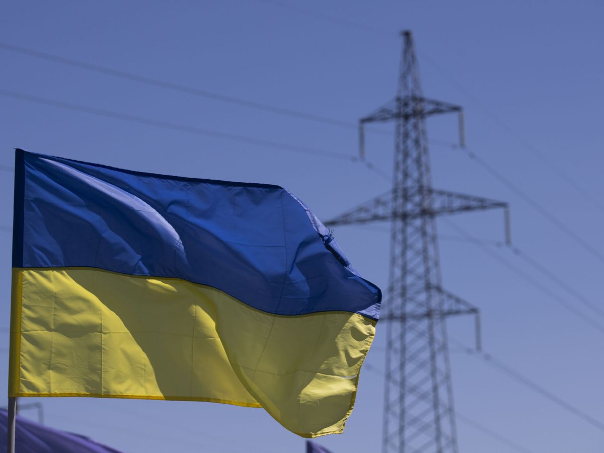 Foto: Bandera ucraniana ondea en Dnipro, Ucrania. (EFE/Orlando Barría)
