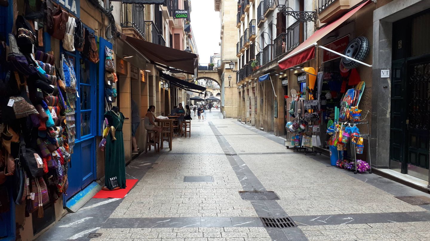 Una céntrica calle de la Parte Vieja de San Sebastián, prácticamente desierta en pleno Festival de Cine. (EC)