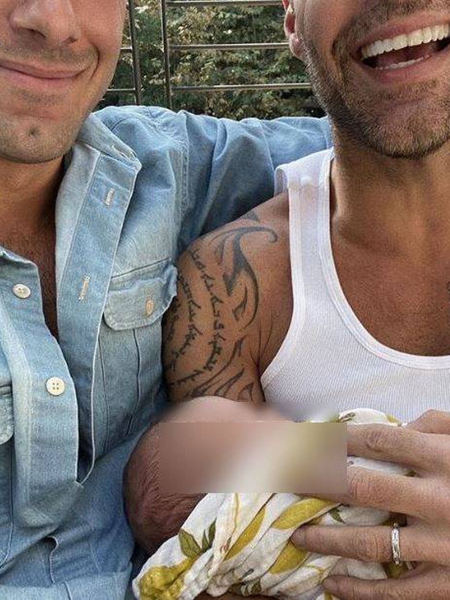 Ricky y su marido, con su bebé. (Instagram)
