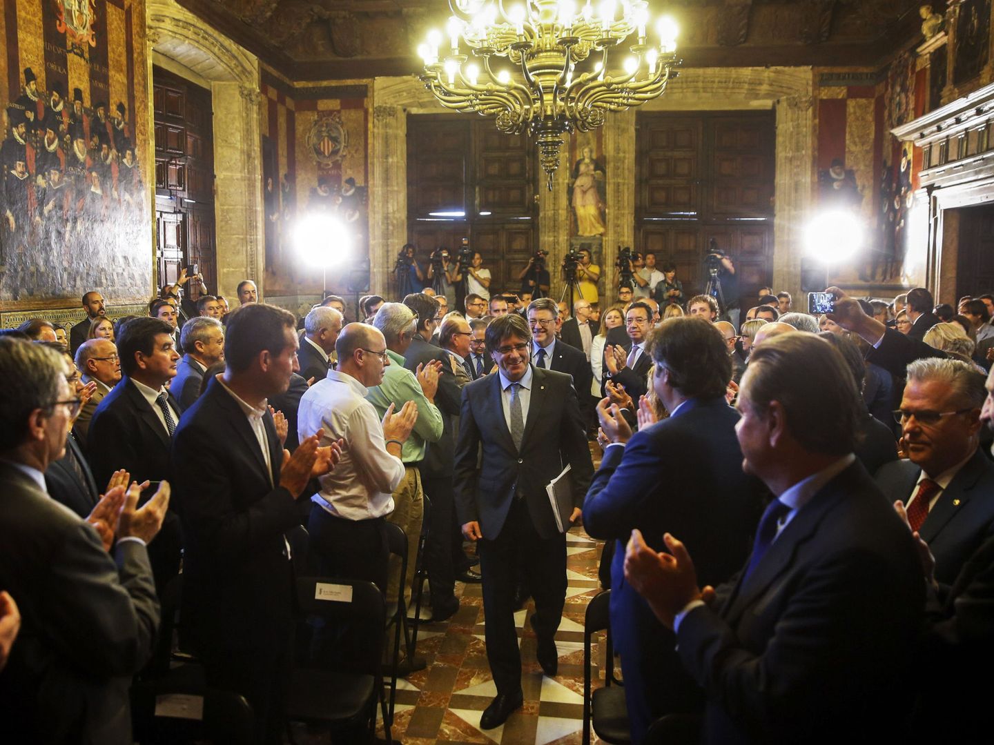 Puigdemont y Ximo Puig, en el Saló de Corts de la Generalitat valenciana en el acto con agentes sociales. (Efe)