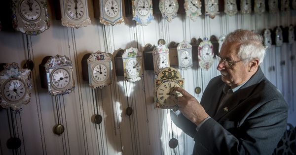 Foto: El húngaro Bela Hatvani cambia la hora el pasado octubre. (EFE)
