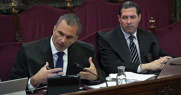 Foto: Ortega Smith y Pedro Fernández, en el Supremo. (EFE)