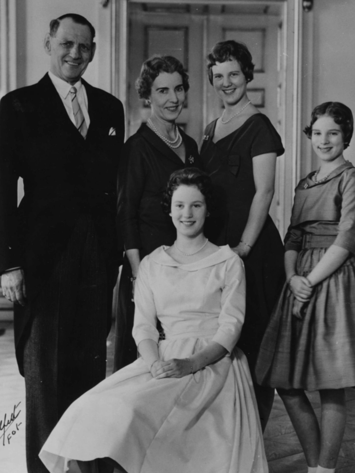 Los reyes Federico e Ingrid de Dinamarca, con sus hijas, Margarita, Ana María (cuñada de la reina Sofía) y Benedicta, en 1959. (Getty)