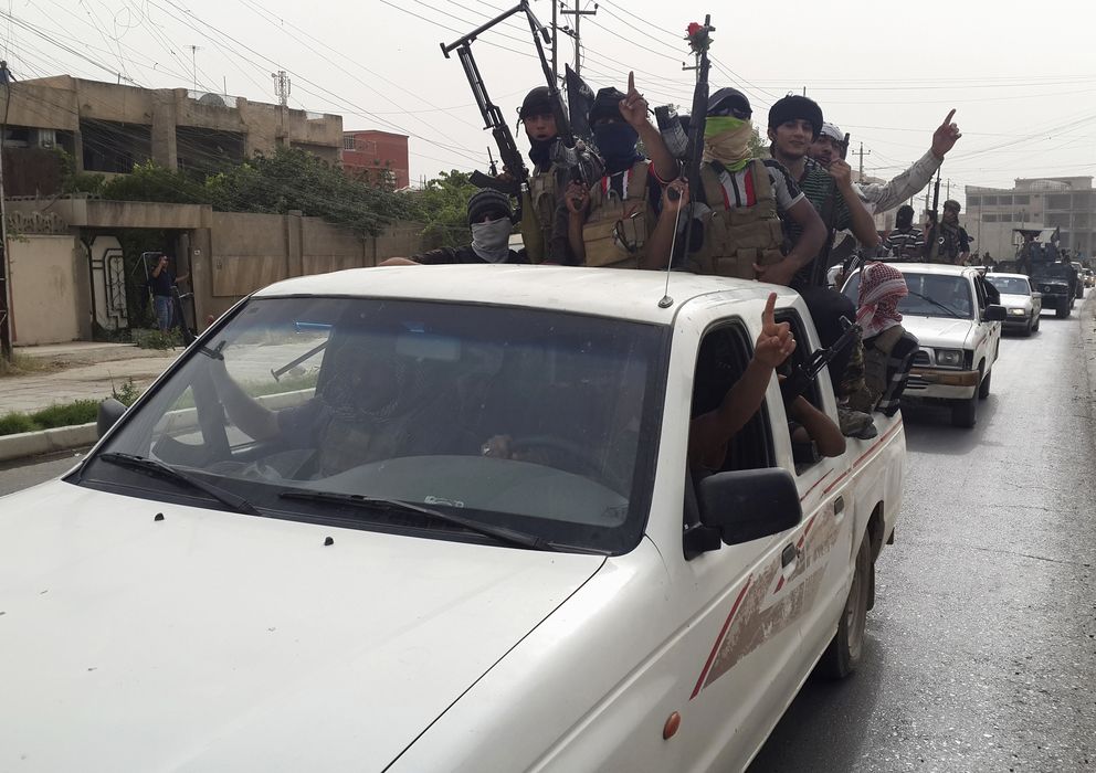Foto: Milicianos del ISIS celebran el robo de vehículos a las fuerzas de seguridad iraquíes en Mosul, al norte de Irak (Reuters). 