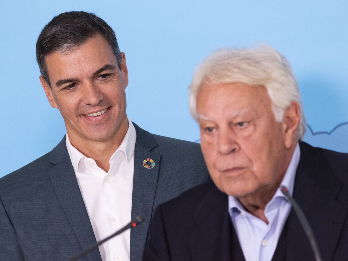 Foto: El presidente del Gobierno, Pedro Sánchez (i), y el expresidente socialista Felipe González. (EFE/Eva Ercolanese)