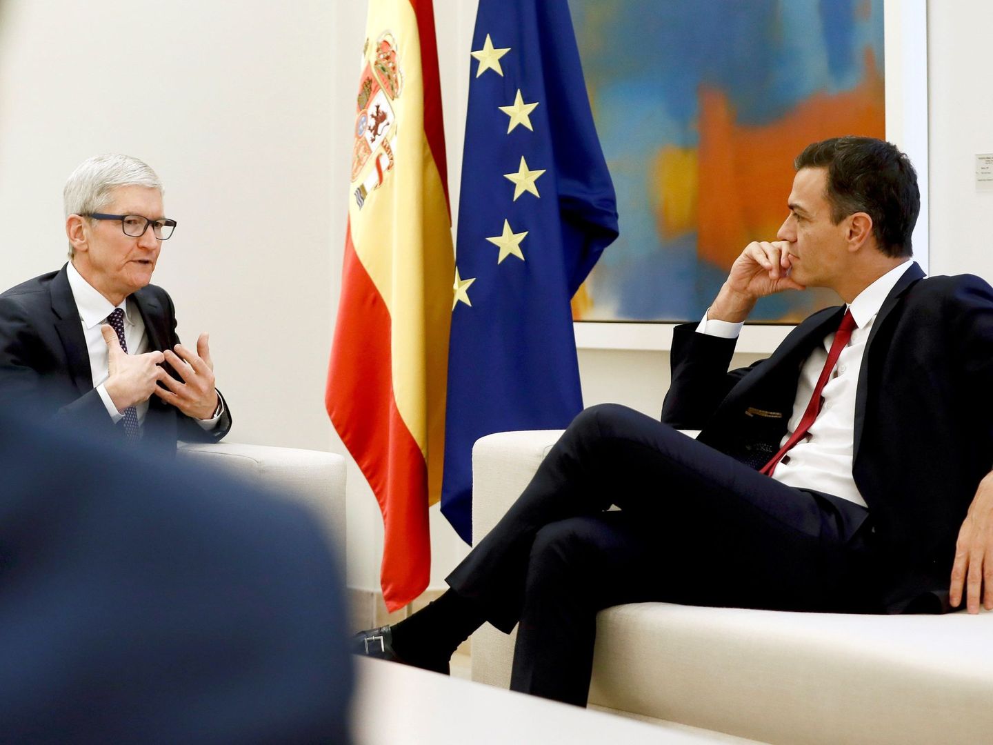 Pedro Sánchez, en la Moncloa con el director ejecutivo de Apple, Tim Cook, el 25 de octubre de 2018. (EFE)