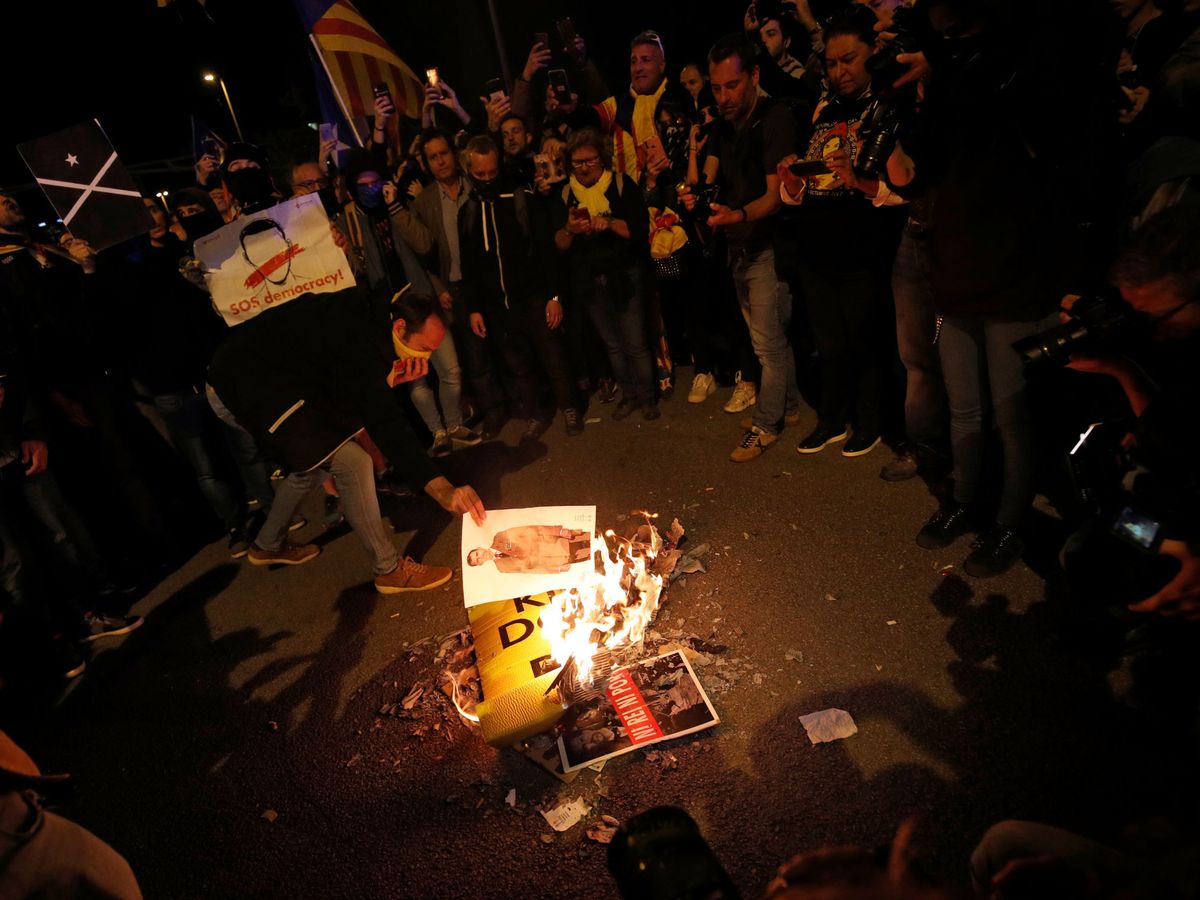 Foto: Manifestantes queman imágenes del Rey en Barcelona. (Reuters)