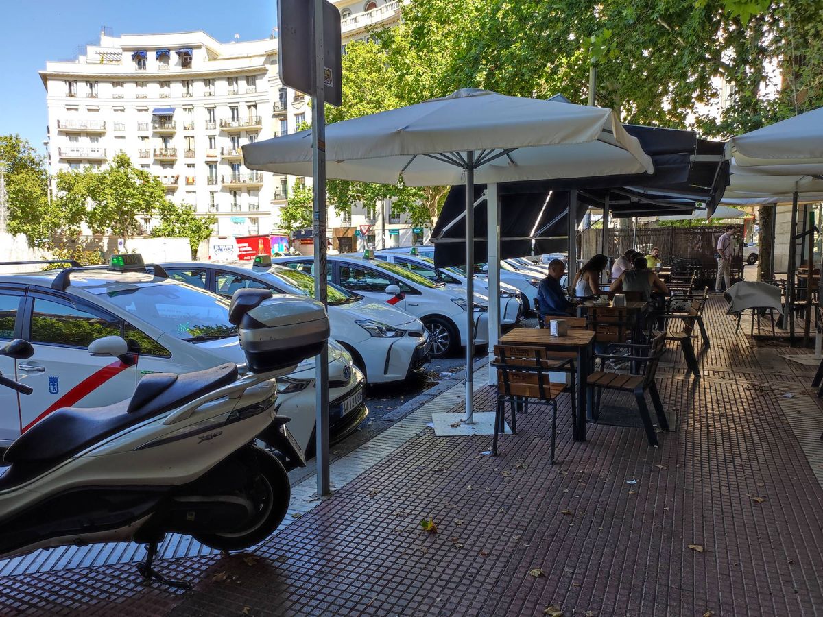 Foto: Multitud de taxis aparcados frente al bar Iberia, uno de los bares de referencia en el gremio. (L.V.)