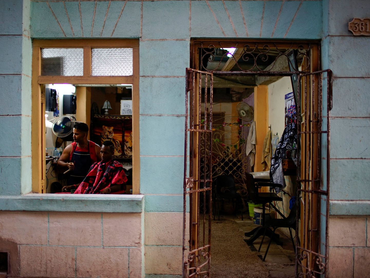 Un conductor de bicitaxi se corta el pelo en una barbería privada en La Habana, el 1 de agosto de 2017. (Reuters)