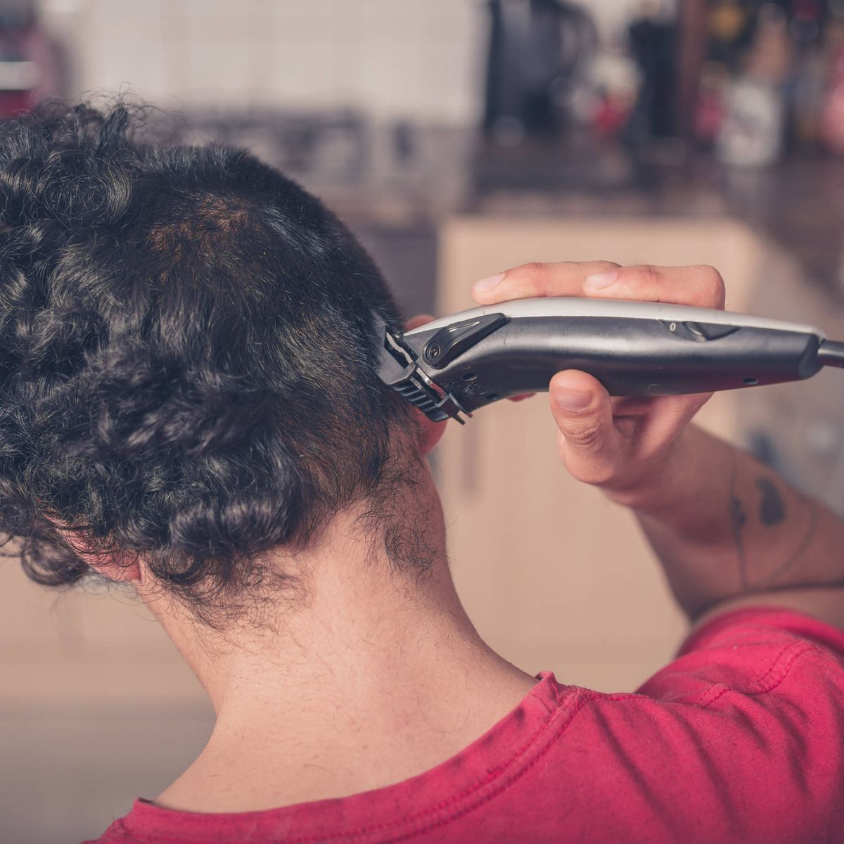 Cómo cortarse el pelo en casa con maquinilla o tijeras
