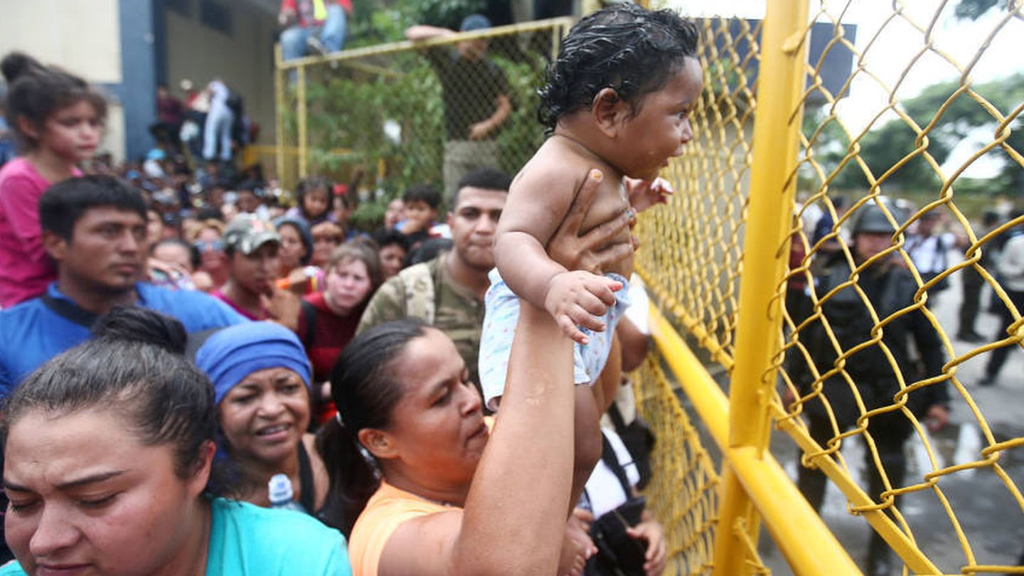 Una migrante sostiene a su bebé en la frontera entre Guatemala y México. (Reuters)