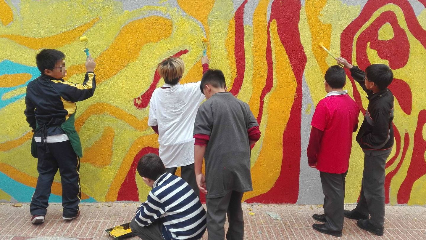 Un grupo de niños pintando el mural (Ayuntamiento de Madrid)