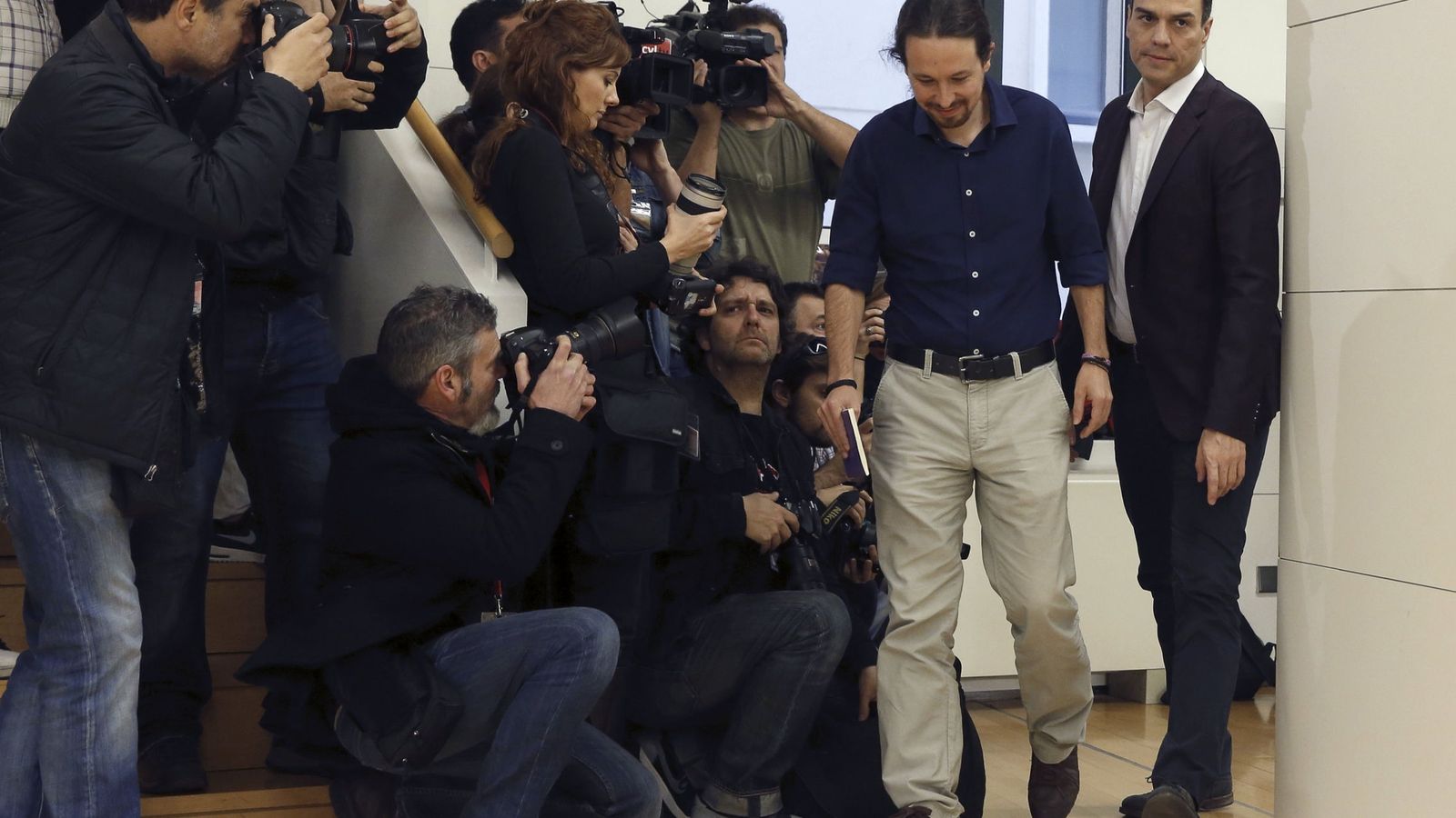 Foto: Pablo Iglesias y Pedro Sánchez, minutos antes del comienzo de su última reunión pública, el pasado 30 de marzo en el Congreso. (EFE)