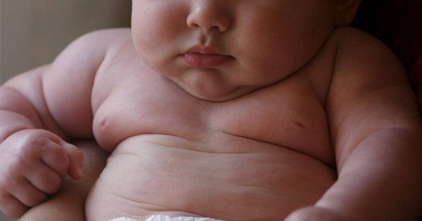 Foto: Foto de archivo de un bebé de tres meses que pesa 8 kg 