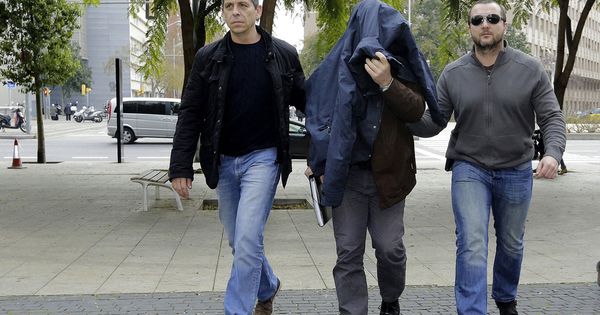 Foto: El exprofesor acusado de abusos en Barcelona llega al juzgado para declarar (Efe)
