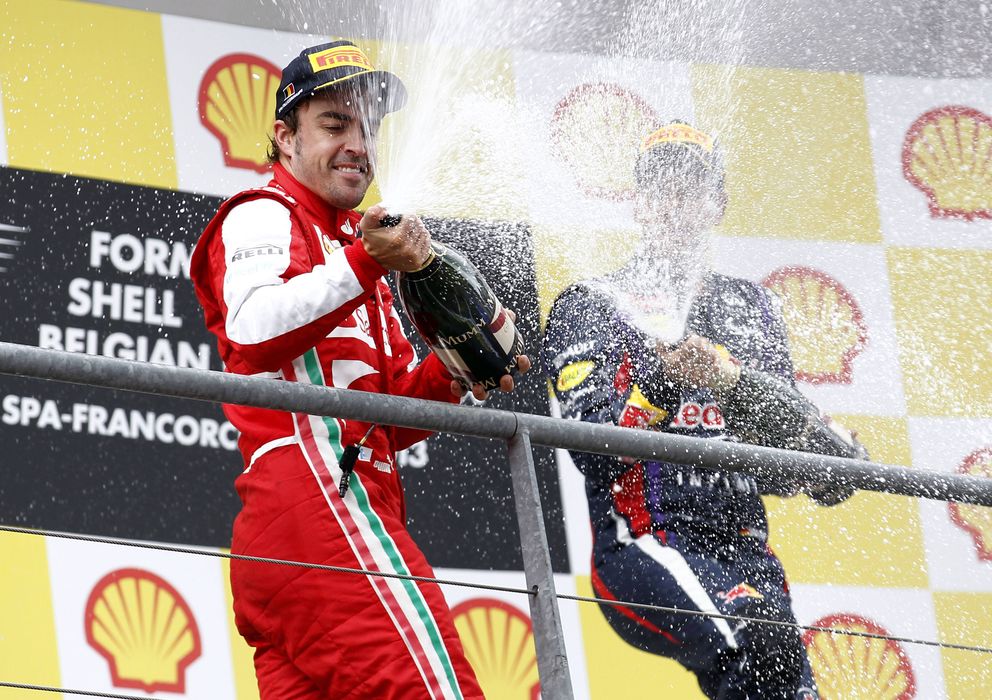 Foto: Fernando Alonso y Sebastian Vettel en el podio de Spa-Francorchamps.