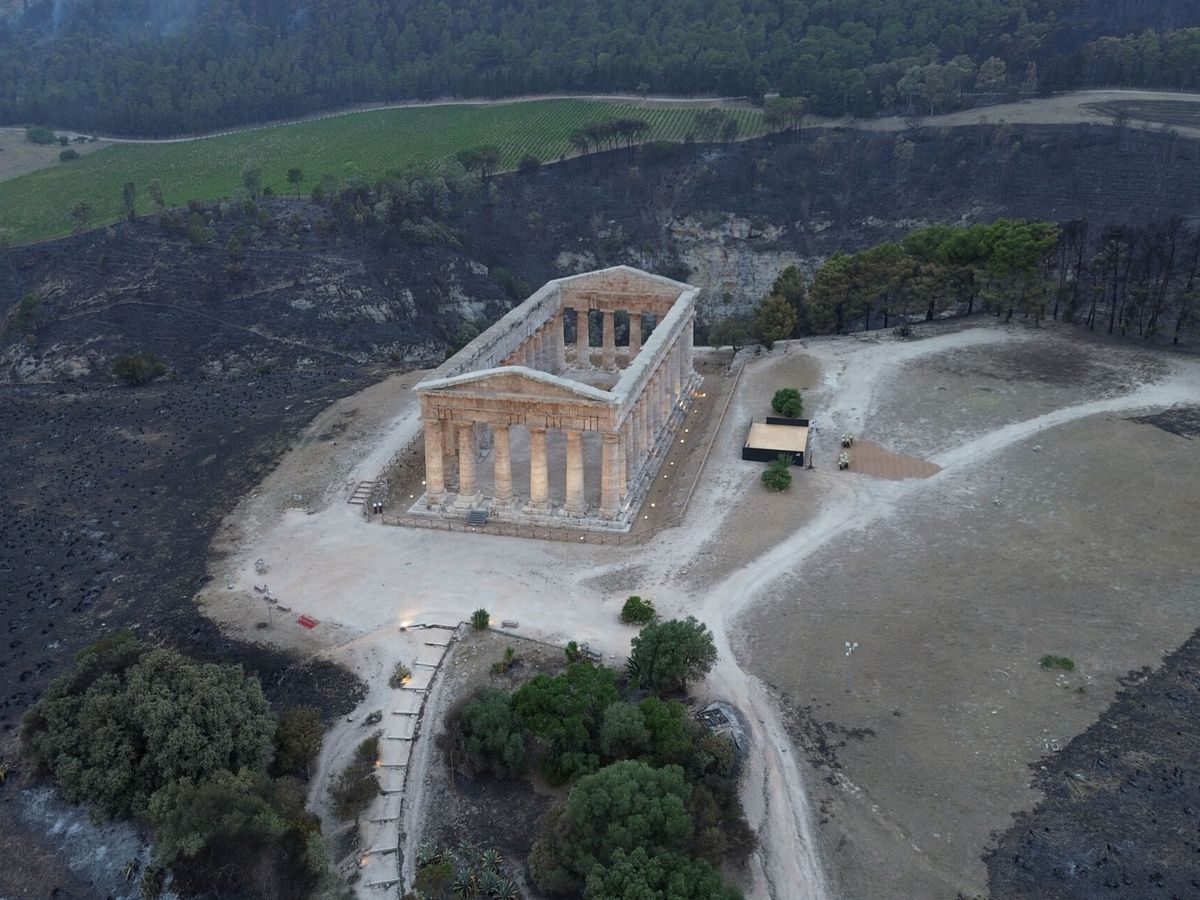 Foto: Templo antiguo de Segesta (Sicilia) amenazado por los fuertes incendios en el Mediterráneo. (Reuters/Antonio Cascio)