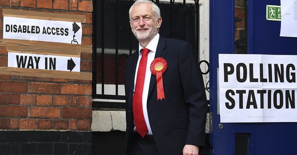 Foto: El líder laborista Jeremy Corbyn este juevs tras ejercer su derecho a voto. (Efe) 