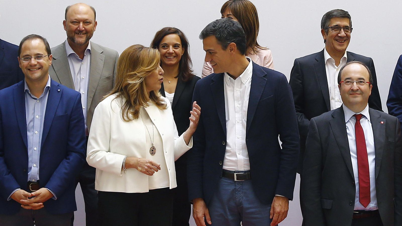 Foto: Susana Díaz y Pedro Sánchez charlan durante la foto de familia del Consejo de Política Federal del PSOE, este 29 de septiembre en Ferraz. (EFE)