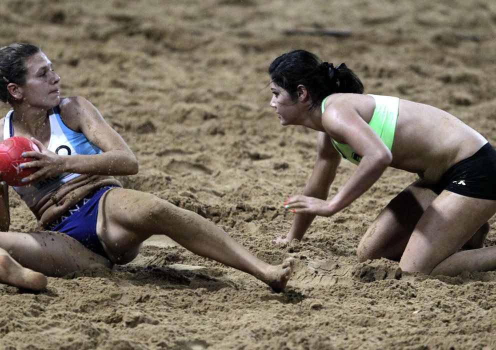 Foto: Dos jugadoras de balonmano playa en plena competición.