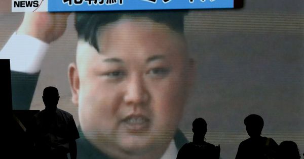 Foto: Varios viandantes ante una pantalla que muestra al líder norcoreano Kim Jong-un mientras se informa del lanzamiento de un misil. (EFE)