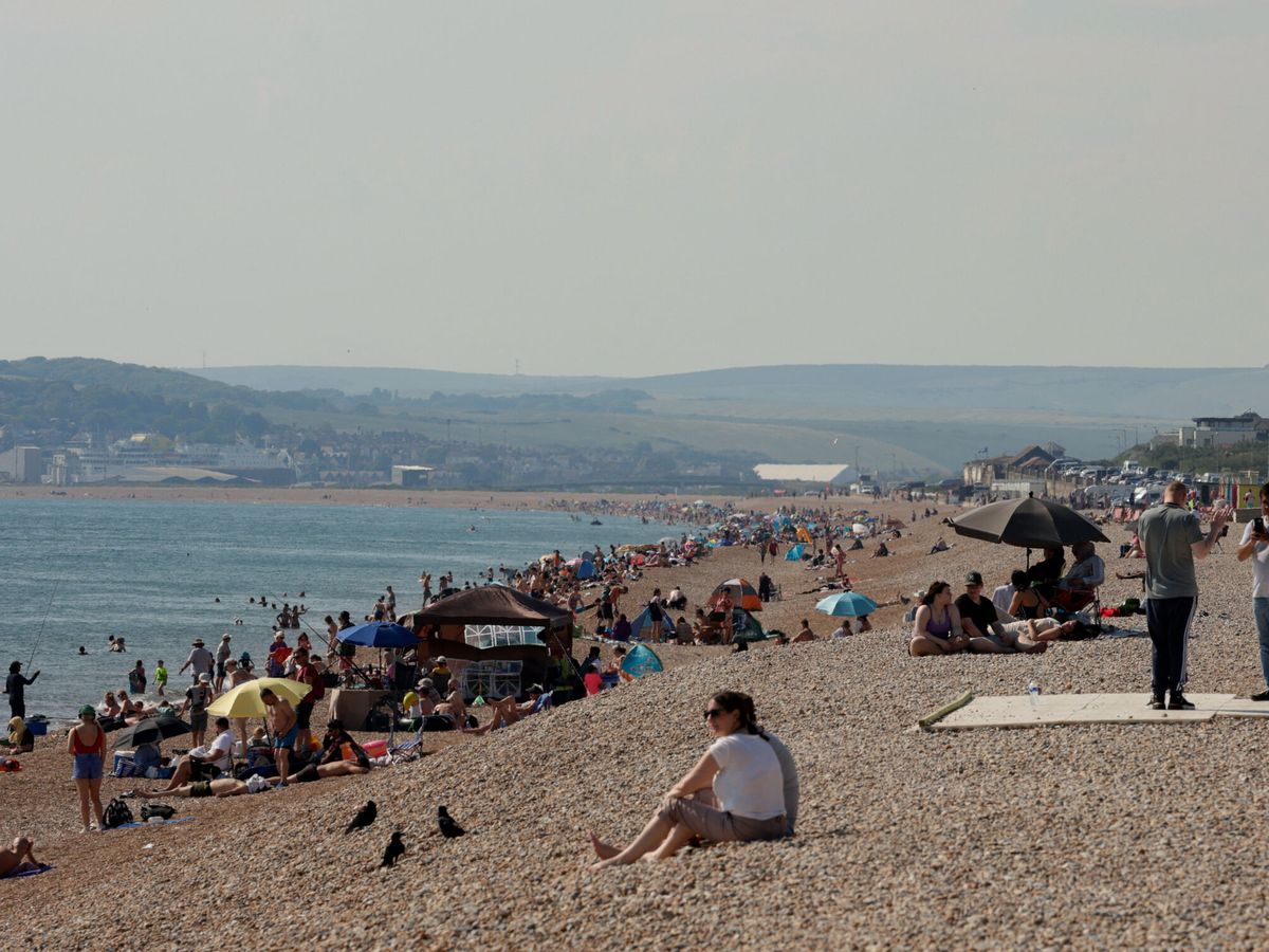 Foto: La gente disfruta del tiempo en la playa en Reino Unido. (Reuters/Carlos Jasso)