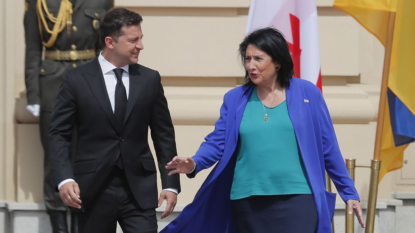 El presidente de Ucrania y su homóloga de Georgia, en un encuentro en junio de 2021. (EFE/Sergey Dolzhenko)