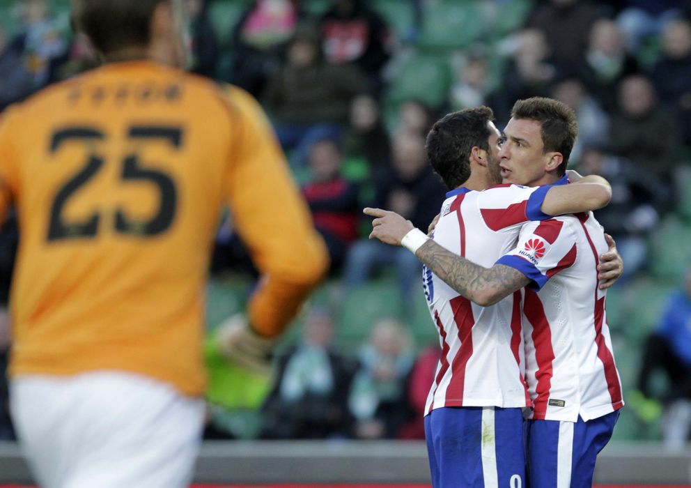 Foto: Mandzukic y Raúl García, en un partido con el Atlético de Madrid (Reuters). 