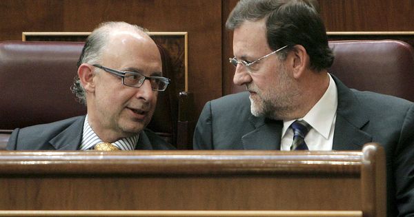 Foto: El presidente del Gobierno, Mariano Rajoy, conversa con el ministro de Hacienda, Cristóbal Montoro. (EFE)