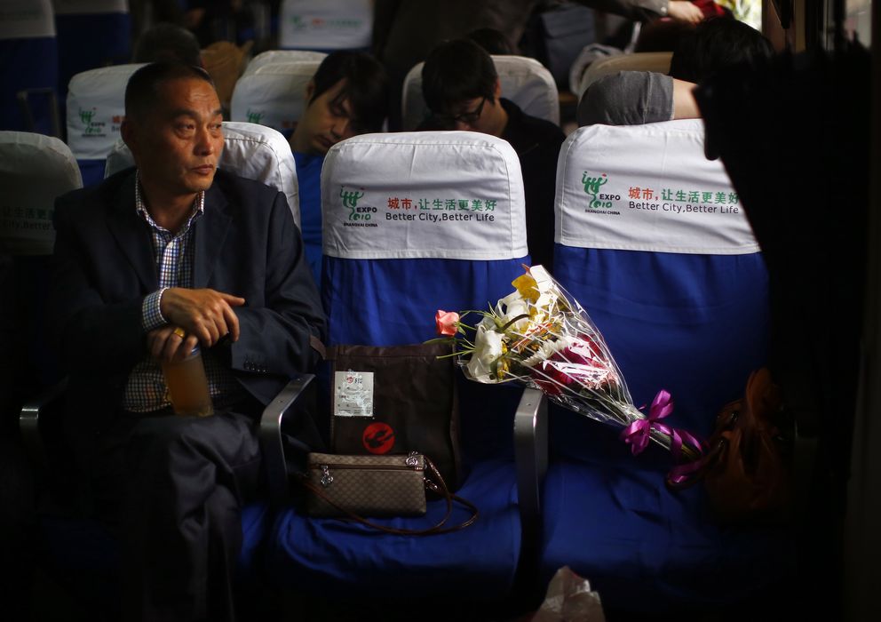 Foto: Un hombre se sienta junto a las cenizas de un familiar mientras viaja en un ferri hacia un entierro en el mar, en Shanghai, China (Reuters). 