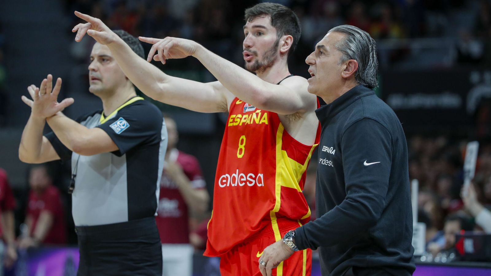 Sergio Scariolo y el base español, Dario Brizuela, durante el encuentro clasificatorio del Eurobasket 2025 ante Letonia. (EFE/Javier Cebollada) 