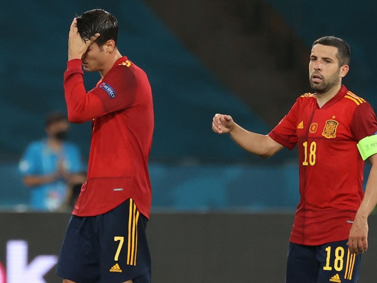 Foto: Morata se lleva las manos a la cabeza durante el partido. (EFE)