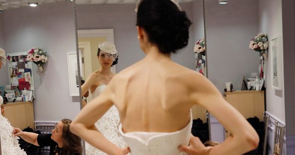 Foto: Imagen de archivo de una novia probándose su vestido. (Reuters)